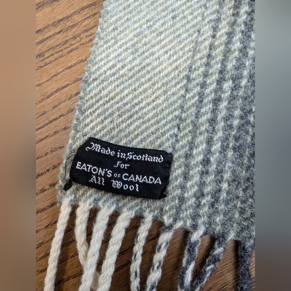 - All wool scarf. Made in Scotland for Eaton's of Canada. Fringed. Green T… - Picture 7 of 9